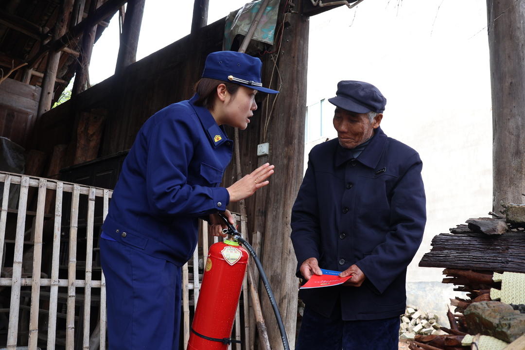 关爱独居老人-益阳市大通湖区消防救援大队消防宣传员走进河坝镇三财垸村开展“上门送平安”活动（图）