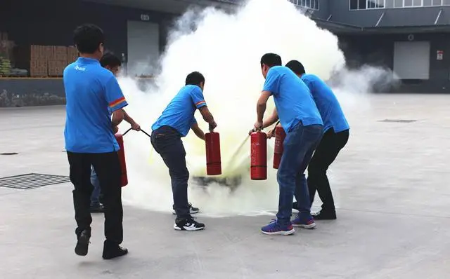当下消防公司如何活下去----请看AI的回答！